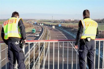 Gullydeckel und Kloschüssel auf A 72 geworfen: Trio droht Haftstrafe - Von dieser Brücke nördlich von Penig warfen Kriminelle Steine, einen Gullydeckel und eine Kloschüssel auf die A 72. Ein Trio geriet ins Fadenkreuz der Ermittler. Zwei Männer sitzen in U-Haft, eine Frau ist wieder frei.