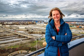 Gunda Röstel und Flöha - oder: Die großen Bühnen und die kleine Stadt - Die Wasserversorgung verbindet Nachhaltigkeit und Wirtschaftlichkeit unmittelbar und die Wasserwirtschaft in Deutschland sei weltweit beispielhaft, sagt Gunda Röstel, die kaufmännische Geschäftsführerin der Stadtentwässerung Dresden, mit Blick auf die riesige Kläranlage an der A 4.