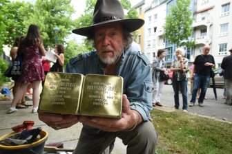 Gunter Demnig verlegt 21 neue Stolpersteine in Chemnitz - Der Kölner Künstler Gunter Demnig hat heute an neun Standorten im gesamten Chemnitzer Stadtgebiet insgesamt 21 neue Stolpersteine verlegt.