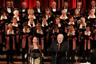 Gunther Emmerlich: Glauchauer Chor trauert um Ehrenmitglied - Gunter Emmerlich bei einem Konzert mit dem Georgius-Agricola-Chor im Glauchauer Stadttheater.