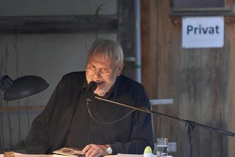 Gunther Emmerlich plaudert bei Besuch im Vogtland aus seiner Kindheit - Auf dem Riedelhof in Eubabrunn fühlt er sich wohl: "Is fei schie hier", rief Gunther Emmerlich aus, als er zur Musik des Dresden Swing Quartett mit "Fortgeschritten" aus seinen privaten Erinnerungen las.