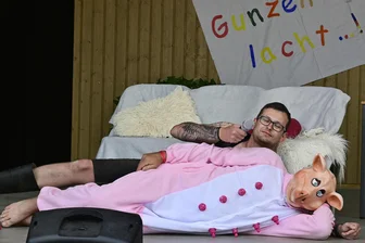 Gunzen feiert Kirmes und lacht bei einem Feuerwerk von Sketchen - „Gunzen lacht“ sorgte für jede Menge Spaß, wie bei der Szene mit Sebastian Schneider (oben) und Marco Passon.