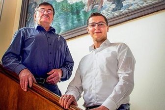 Gurken-Baumann: Jetzt geht der Sohn ans Ruder - Volkmar Klausnitzer und Dr. Armin Klausnitzer (von links) vor dem historischen Bild im Verwaltungssitz in Oederan: Darauf ist Firmengründer Magnus Baumann verewigt, hier zu sehen beim Begutachten von Gurken.