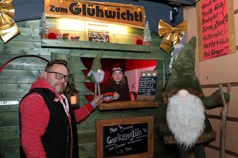 Gurken-Glühwein und Co: Diese kulinarischen Spezialitäten bietet der Schwarzenberger Weihnachtsmarkt - Bei Axel Biela und Hannah Junghans auf der Eibenstocker Straße gibt es Gurkenglühwein.
