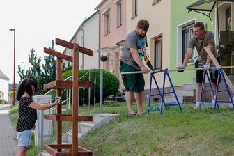 "Gurkenschrank" verbindet in Auerbach die Nachbarn - Der Hinterhainer Gurkenschrank nimmt Gestalt an: Initiator Toni Dietel (rechts) wurde beim ersten Arbeitseinsatz von Stefanie Meisel und Jan Kep-stein unterstützt. Samstag wird weiter gewerkelt.