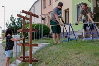 "Gurkenschrank" verbindet Nachbarn - Der Hinterhainer Gurkenschrank nimmt Gestalt an: Initiator Toni Dietel (rechts) wurde beim ersten Arbeitseinsatz von Stefanie Meisel und Jan Kep-stein unterstützt. Samstag wird weiter gewerkelt.