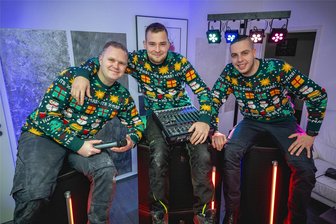 Gurkentruppe verwandelt Treuener Marktplatz in eine Partymeile - Drei aus der Gurkentruppe. Sebastian Söllner, Max Baldauf und Lukas Mattes (v. l.) bereiten die Feier vor.