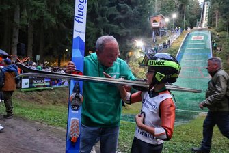 Gussgrundschanze Grüna: Skisprung-Spektakel und Festhalten am großen Projekt - Austausch zwischen dem ältesten Starter Tino Ranft und dem jüngsten Teilnehmer Tamino Kirste.