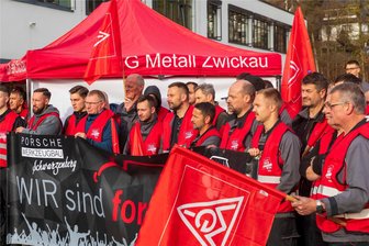 Gut 120 Mitarbeiter von Porsche Werkzeugbau Schwarzenberg unterstützen Warnstreiks der IG Metall - Etwa 120 Mitarbeiter von Porsche Werkzeugbau in Schwarzenberg haben den Warnstreik der IG Metall unterstützt.
