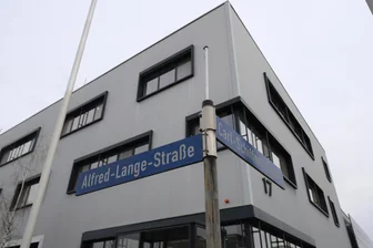 Gut 40 Prozent kommen obendrauf – was Bieter bei der Auktion bei Meyer Burger in Freiberg wissen müssen - Das Inventar der ehemaligen Meyer Burger-Standorte an der Carl-Schiffner- und an der Alfred-Lange-Straße in Freiberg wird online versteigert.