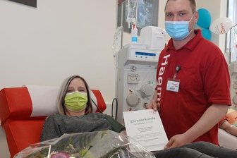 Gut 500.000 Leben rettende Spenden - Yvonne Botzenhard ist anlässlich des 20-jährigen Bestehens des Haema Zentrums in Zwickau von dessen Leiter David Rößler geehrt worden. 