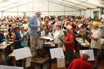 Gut behütet zum Stadtfest in Flöha: Wurde die große Hut-Wette gewonnen? - Hut auf! Kantor Ekkehard Hübler (vorn stehend) freute sich über die Resonanz zum Frühstück bei der 625-Jahrfeier in Flöha.