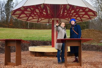 Gut beschirmt auf zwei Wanderwegen im Chemnitzer Süden: Einweihung der Wetterpilze - Corina Krug und Andrea Fischer haben sich in der Arbeitsgruppe Lohse-Uhlig-Steig für den Bau der Wetterpilze eingesetzt.