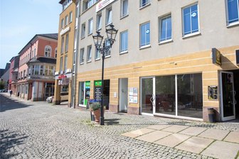Gut gehender Laden in Plauener Innenstadt nach eineinhalb Jahren wieder geschlossen - Das verwaiste Ladengeschäft am Klostermarkt: Seit Anfang 2023 verkaufte Inhaber Stephan Roth dort Whisky und Zigarren.