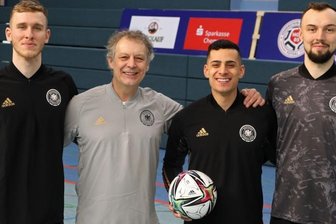 Gut gelaunt ins Länderspiel - Futsal-Bundestrainer Marcel Loosveld (Zweiter von links) hat mit Fabian Schulz, Gabriel Oliveira und Christopher Wittig (von links) drei Spieler von HOT 05 für die Länderspiele gegen Tschechien nominiert. Beim Gegner steht mit David Klima auch ein Hohenstein-Ernstthaler im Kader.