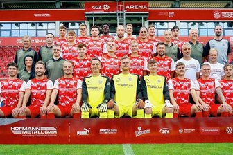Gut gelaunte Kicker auf dem Mannschaftsfoto des FSV Zwickau -