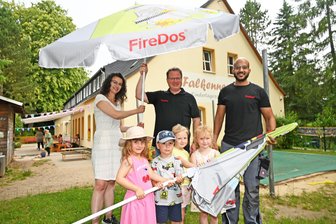 Gut geschützt: Falkenauer Kita bekommt neue Sonnenschirme - André Schlosser und Ismail Mohamad (r.) mit Franziska Schuster, Hermine, Milan, Rosalie und Emma (v. l.) mit den neuen Sonnenschirmen.