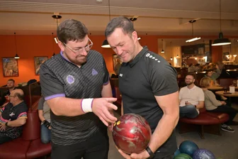 Gut Holz: Termin für das 26. Bowling-Neujahrsturnier in Schwarzenberg steht - Benjamin Richter (l.) und Rene Gaßmann sind beim Neujahrsturnier Stammgäste.