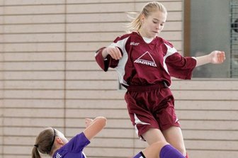 Gut verkauft ist halb gewonnen - Gelungener Auftritt: Im ersten Spiel wurden die Lichtenberger Mädchen um Linda Röhricht (r.) vom FC Erzgebirge Aue noch ausgebremst. Danach lief es aber immer besser bei den jungen Gastgeberinnen.