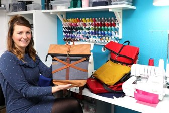 Gut verpackt aus dem Haus Hollerzwerge - Kristina Scherber zeigt einen der gefragten Rolltop-Rucksäcke aus ihrer Werkstatt. 