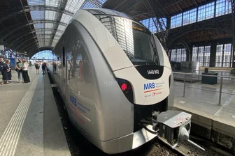 Gutachten: Ausbau und Elektrifizierung der Linie Chemnitz–Leipzig machbar – mit Abstrichen - Ein Akkuzug der Linie RE 6 der MRB im Leipziger Hauptbahnhof. Nach dem Ausbau sollen die Regionalzüge im Halbstundentakt rollen.