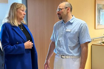 Gutachten zu Migration: Integration in sächsischen Arbeitsmarkt läuft nur schleppend - Sozialministerin Petra Köpping (M.) traf Ende 2023 den Gynäkologen Mohamad Kher Alhouri aus dem Vogtland, der nun auf die andere Seite der Landesgrenze nach Bayern wechselt.