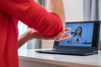 Gutachten zum Arztnotstand in Sachsen: Diese Lösungen sollen helfen - Kein Arzt mehr vor Ort. Die Videosprechstunde soll helfen.