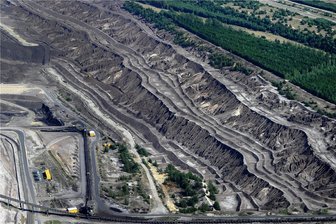 Gutachter: Leag fehlen noch Milliarden für Revier-Sanierung - Riesige Abraumhalden bestimmen in Nochten das Bild. Diesen Braunkohletagebau betreibt die Leag für das Kraftwerk Boxberg. Parallel dazu renaturiert sie laufend ehemalige Tagebauflächen.