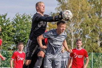 Gute Ansätze reichen nicht aus - VfB-Keeper Kamil Weisser (l., hier gegen Tom Reichel) stand gegen Oberlungwitz öfter im Mittelpunkt, als ihm vermutlich lieb war. 