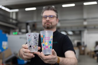 Gute Auftragslage in schwieriger Zeit: Unternehmen im Erzgebirge investiert trotz Wirtschaftskrise - Mehrwegbecher wie diese sind ein Erfolgsprodukt des Unternehmens Hugo Stiehl Kunststoffverarbeitung mit Sitz in Crottendorf - im Bild: Jens Süß.