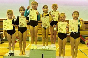 Gute Auftritte zum Jahresausklang - Gelungener Abschluss: Die Flöhaer Mädchen der AK 6 bis 9 Jahre mit Leandra Meinhold, Ella Semmler, Nora Schroth, Luise Scheibler, Hannah Wagner, Luna Uhlig und Lea Scheibler (v. l.) überzeugten beim traditionellen Kürturnen in Grünhainichen. 
