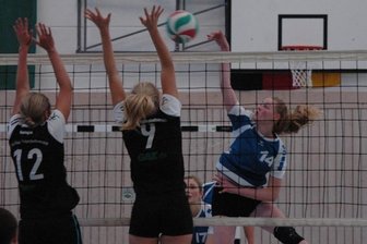 Gute Ausbeute zum Auftakt - Julia Irmscher (r.) von den Milkauer Volleyballerinnen sorgte mit ihren Angriffen immer wieder dafür, dass die Mannschaft ihre ersten Saisonpunkte in der Bezirksliga einfuhr. Mit vier Zählern aus den ersten beiden Heimspielen gelang den SVU-Damen ein solider Saisonstart. 