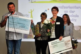 Gute Berufsorientierung zahlt sich aus - Lehrer Jürgen Heinrich, Annett Teicher, Berufsberaterin der Bundesagentur für Arbeit, Kerstin Wendrich, die Leiterin der Oberschule Leubnitz, und Lehrerin Ina Tümpel (v. l.) beim Erhalt der finanziellen Zuwendungen.