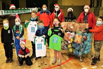 Gute Gaben im Jubiläumsjahr - Neue Trikots und kleine Geschenke haben die Niederwiesaer Handballer bekommen. Der Verein möchte mit solchen Aktionen den Zusammenhalt - auch in der schwierigen Coronazeit - stärken. 