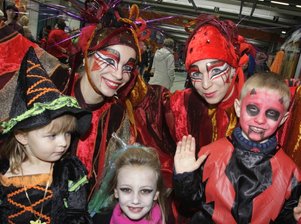 Gute Geister in der Straßenbahn-Waschanlage - 
              <p class="artikelinhalt">Gute Geister im Straßenbahn-Depot: Vanessa, Josephine und Felix (vorn von links) hatten keine Angst vor den hübschen Profi-Hexen der Artistenschule Contraire aus Berlin.</p>
            