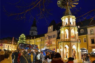 Gute Gründe für den Besuch des Frankenberger Weihnachtsmarktes - Schon beim Pyramidenanschub herrschte in Frankenberg festliche Stimmung. Am Freitag öffnet der Weihnachtsmarkt.