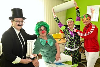 Gute Laune auf Rezept: Arztpraxis in Hainichen feiert Fasching - Faschingsdienstag bei Ärztin Barbara Gruner (r.) in der Praxis in Hainichen. Mit dabei Nicole Kempe, Andrea Schmidt und Kristin Finke (v. l.).