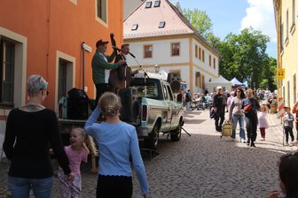 Gute Laune, bestes Wetter und viel Handarbeit zum Naturmarkt in Augustuburg - Die Band Moes Rocking Pickup sorgte für passende Musik zum Augustusburger Naturmarkt.