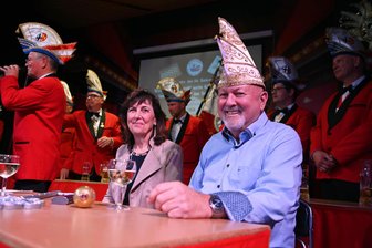 Gute Laune, Glück und Geselligkeit: Wechselburger Narren laden zu Spieleabenden ein - Das neue Prinzenpaar Jürgen der II vom Alten Eisen und Sabine die I von der Plauener Spitze haben schon Platz genommen. Die beiden laden gemeinsam mit dem Wechselburger Carneval Verein zum Spieleabend ein.