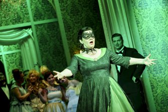 „Gute Laune im Dreivierteltakt“: Was der Intendant für den Operettenabend im Kulturhaus Aue verspricht - Bettina Rothkopf in der Rolle der Rosalinde in der Operette "Die Fledermaus"