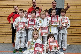 Gute Laune im Erzgebirge - Mit Medaillen und Urkunden dekoriert: Die jungen Judoka aus Rochlitz haben in Breitenbrunn eine gute Figur abgegeben.