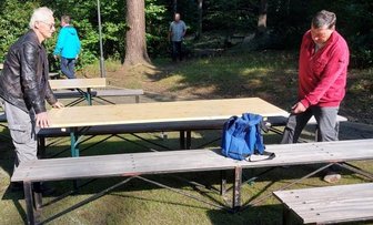 Gute Laune kommt Jugendlichen zugute - Auf der Fläche des Festgeländes vor der Waldbühne aktiv sind auch Fritz Kaiser, links und Werner Sieber. Sie geben dem Gelände mit Bänken und Tischen den Charakter eines zünftigen Frühschoppens.