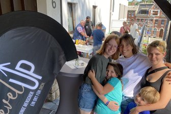 Gute Laune und guter Besuch: Das Kinder- und Jugendhaus in Lengenfeld ist eröffnet - Empfingen die Gäste am Eingang: Vivienne Leistner (links) und Janine Persian (Mitte).