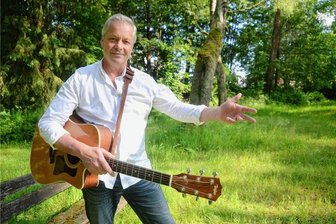 Gute Musik in lauschiger Atmosphäre in Grünbach - Organisator Andreas Groth zeigt im Grünbacher Park unterhalb der ehemaligen Sparkasse, wo die Bühne aufgestellt wird.