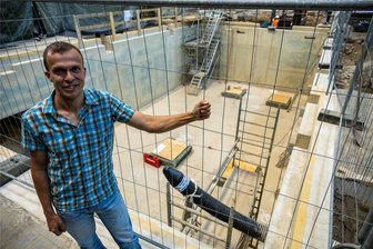 Gute Nachricht aus dem Erzgebirge: Meleghy investiert in Bernsbach einige Millionen Euro - Werkleiter Oliver Schön vor dem Betonfundament der neuen Presse, die Ende August mithilfe einer Selbstfahrplattform in die Halle in Bernsbach einziehen soll.