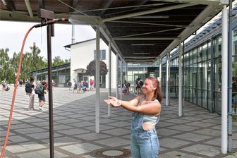 Gute Nachricht bei Bürgersprechstunde in Mulda: Cottagymnasium in Brand-Erbisdorf bekommt 2025 Klimaanlage - Wie im Gewächshaus, aber keine Klimaanlage: Die Schüler des Gymnasiums „Bernhard von Cotta“ in Brand-Erbisdorf kommen in der warmen Jahreszeit ziemlich ins Schwitzen. Im vorigen Jahr (Foto) gab es deshalb eine Gartendusche vor dem Schulgebäude, die von den Pennälern gern genutzt wurde. Nun soll laut Landrat Dirk Neubauer 2025 eine Klimaanlage eingebaut werden. Und nicht nur das.
