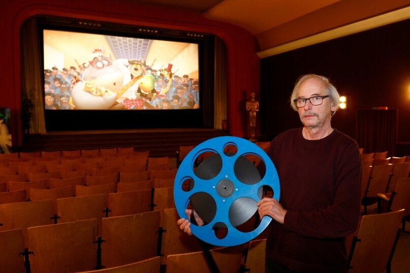 Gute Nachricht: Das Kino in Hohenstein-Ernstthal bleibt offen - Andreas Elsner im Kinosaal seines Lichtspieltheaters in Hohenstein-Ernstthal. 190 Plätze gibt es dort mittlerweile. Früher waren es einmal rund 500. Die Filmrolle ist ein Erinnerungsstück an die Zeit vor der Digitalisierung. Mittlerweile kommen die Filme alle von der Festplatte.