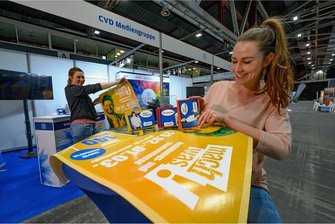 Gute Nachricht für junge Leute: Chance auf eine Lehrstelle in Südwestsachsen so groß wie nie - Cindy Friedemann (vorn) und Ekaterina Keil bei den Vorbereitungen des Stands der CVD-Mediengruppe auf der Ausbildungs- und Studienmesse "Mach was" 2020.