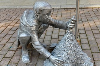 Gute Nachricht: Freiberger Klaubejunge hat neues Knie - Der Klaubejunge auf der Freiberger Petersstraße wurde repariert.