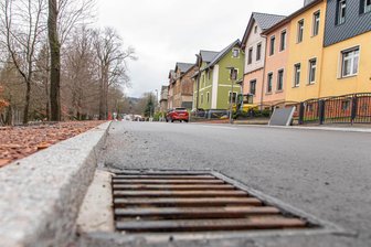 Gute Nachricht für Autofahrer im Erzgebirge: Wichtige Straße in Kürze wieder befahrbar - Die Annaberger Straße in Zwönitz kann ab dem 19. Dezember wieder umfänglich befahren werden.